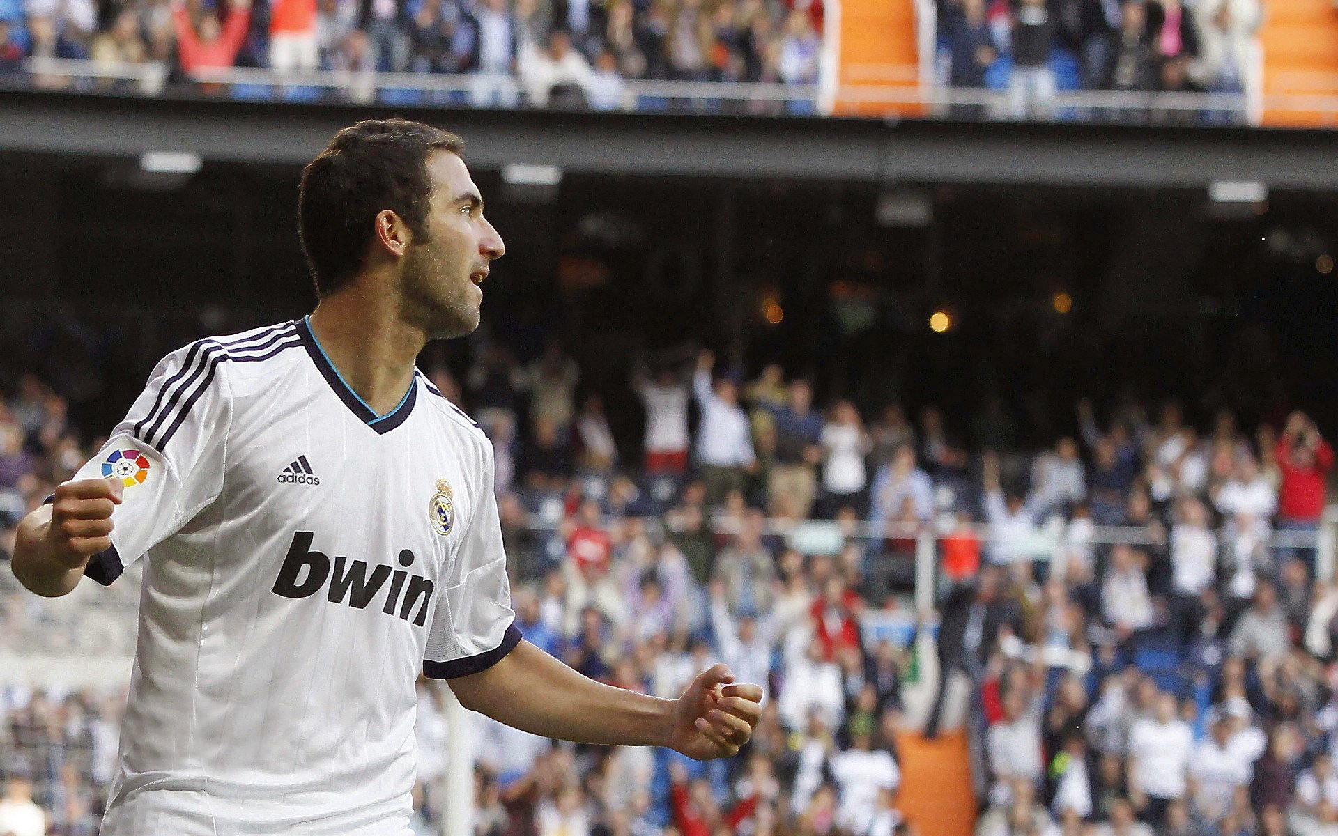 “亚戈·卡尔曼：攻防兼备的橄榄球天才，成就阿根廷美洲狮队辉煌未来”